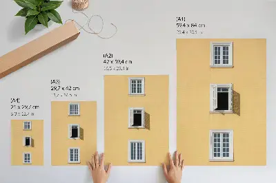 Décoration murale façade jaune à trois fenêtres symétriques et simples