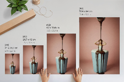 Affiche décorative Personne dans une tasse de chocolat sur fond rose