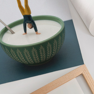 Impression sur toile Figurine dans un bol de lait avec des feuilles vertes