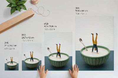 Impression sur toile Figurine dans un bol de lait avec des feuilles vertes