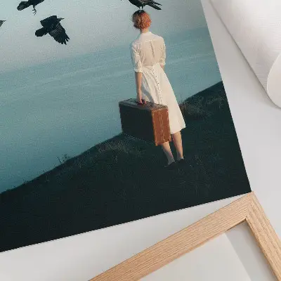 Affiche décorative femme à la valise avec des oiseaux dans un ciel surréaliste