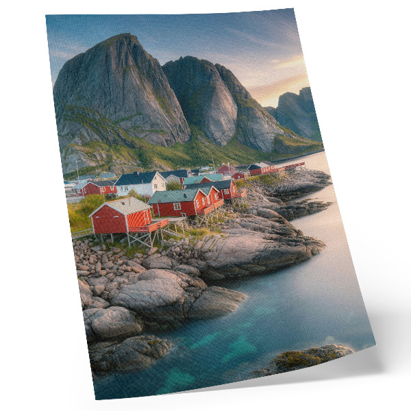Affiche décorative Des cottages charmants, une mer calme et des montagnes majestueuses