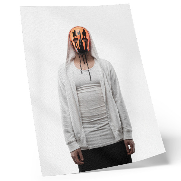 Impression sur toile Une silhouette portant un masque orange et vêtue de blanc.
