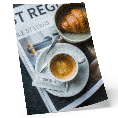 Affiche décorative avec un motif élégant de café et de croissant sur fond noir et blanc pour une ambiance détente