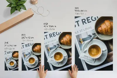 Affiche décorative avec un motif élégant de café et de croissant sur fond noir et blanc pour une ambiance détente