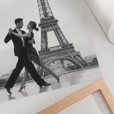 Décoration murale un couple dansant en noir et blanc devant la tour