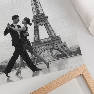 Décoration murale Un couple en noir et blanc danse devant la tour
