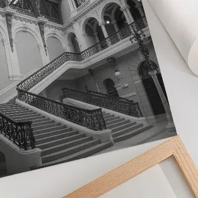 Affiche décorative représentant un escalier, de grandes fenêtres et de hauts plafonds