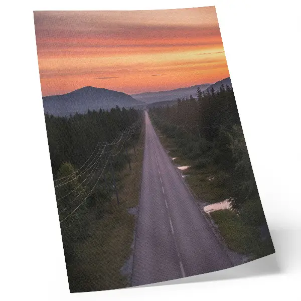 Affiche décorative une route droite traversant une forêt au coucher du soleil dans des tons pastel