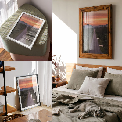 Affiche décorative Une route droite à travers la forêt au coucher du soleil aux teintes pastel
