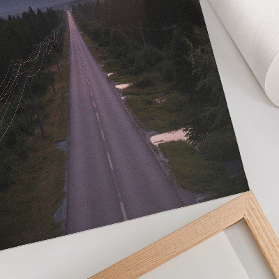 Affiche décorative Une route droite à travers la forêt au coucher du soleil aux teintes pastel