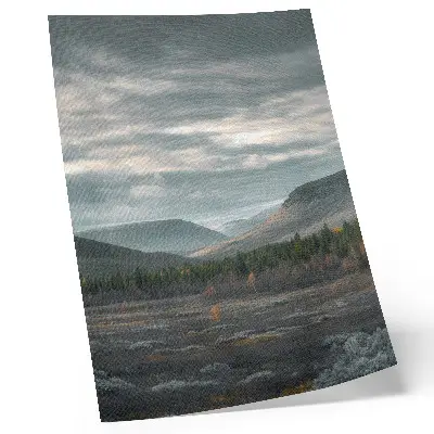 Impression sur toile représentant des montagnes nuageuses, des arbres verts et une vallée paisible