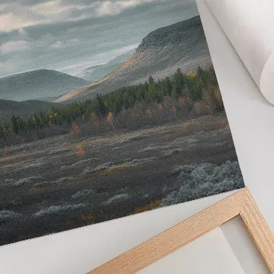 Impression sur toile représentant des montagnes nuageuses, des arbres verts et une vallée paisible