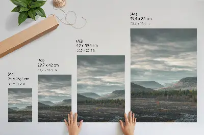 Impression sur toile représentant des montagnes nuageuses, des arbres verts et une vallée paisible