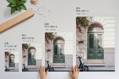 Affiche décorative Façade élégante avec portes vertes et un scooter