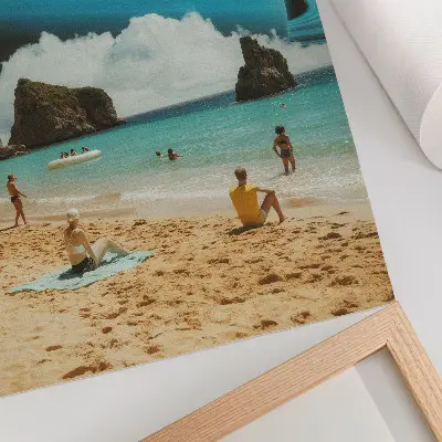Décoration murale représentant une plage avec une planète au-dessus de l'eau par une journée ensoleillée