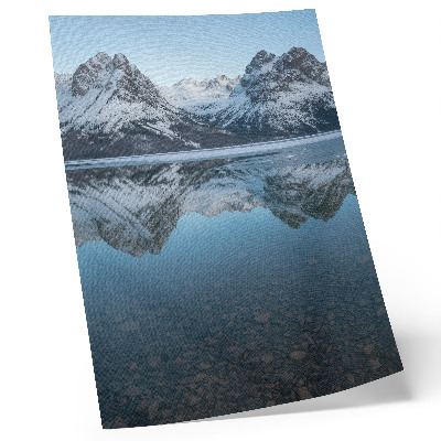 Décoration murale Montagnes hivernales symétriques se reflétant dans le lac