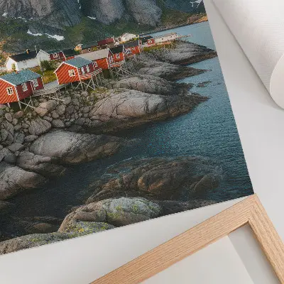Affiche décorative représentant des maisons rouges au bord d'un fjord avec des montagnes au coucher du soleil