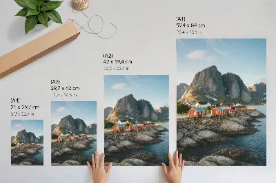 Affiche décorative représentant des maisons rouges au bord d'un fjord avec des montagnes au coucher du soleil