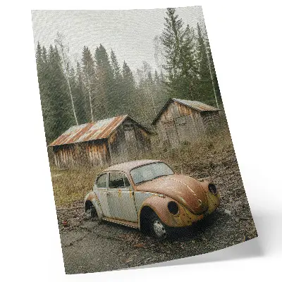 Décoration murale voiture rouillée dans un abri en bois en forêt