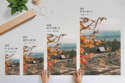 Impression sur toile Une maison sur un rocher au milieu des arbres en automne, une nature paisible