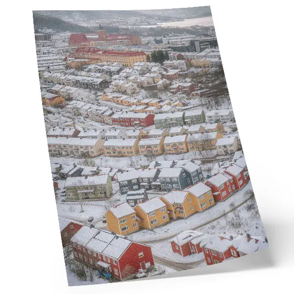 Affiche décorative maisons colorées et architecture paysagère hivernale