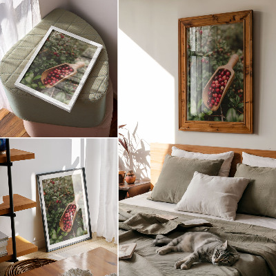 Impression sur toile Couleurs éclatantes des feuilles et des fruits dans une pelle en bois