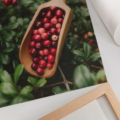 Impression sur toile Couleurs éclatantes des feuilles et des fruits dans une pelle en bois