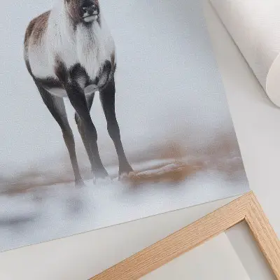 Décoration murale renne dans un paysage hivernal aux teintes chaudes style moderne