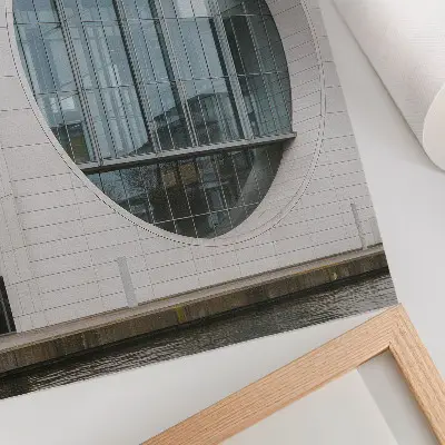 Affiche décorative façade futuriste aux lignes strictes et structure en verre
