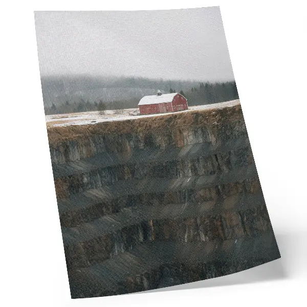 Affiche décorative grange à flanc de colline dans un paysage d'hiver avec forêt et brouillard
