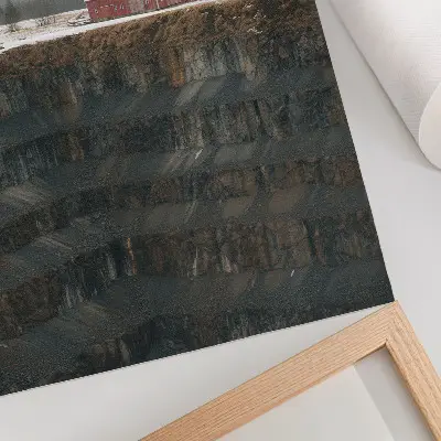 Affiche décorative grange à flanc de colline dans un paysage d'hiver avec forêt et brouillard