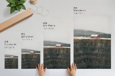Affiche décorative grange à flanc de colline dans un paysage d'hiver avec forêt et brouillard