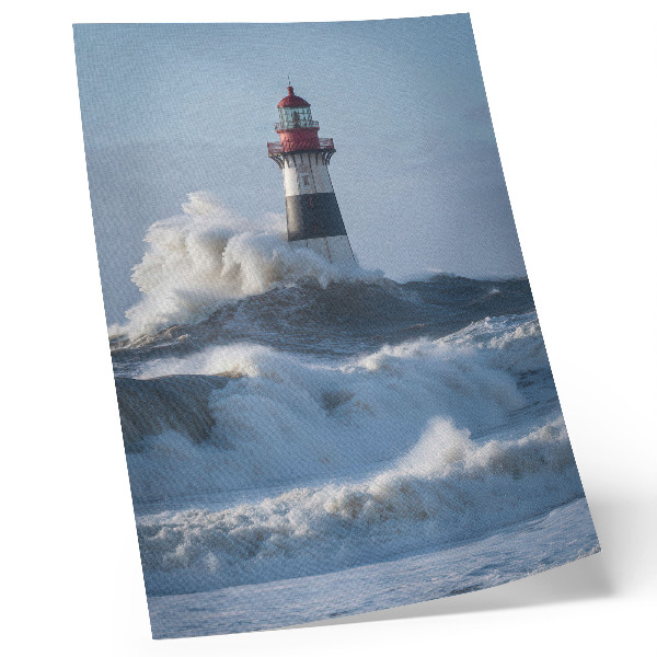 Impression sur toile Les vagues qui s'écrasent contre le phare, le contraste saisissant, la puissance de la nature