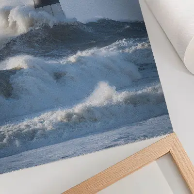 Impression sur toile les vagues qui s'écrasent contre le phare, un contraste saisissant de la puissance de la nature