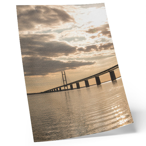 Affiche décorative Un pont au-dessus de l'eau, baigné par la lumière du soleil couchant.