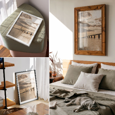 Affiche décorative Un pont au-dessus de l'eau, baigné par la lumière du soleil couchant.