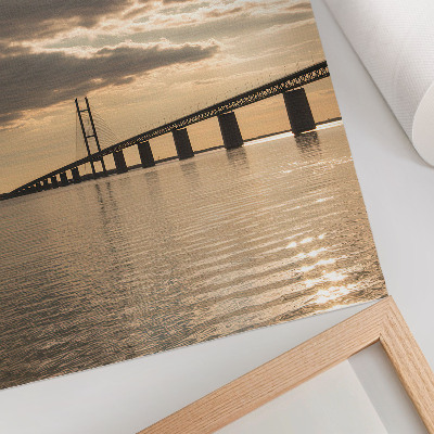 Affiche décorative Un pont au-dessus de l'eau, baigné par la lumière du soleil couchant.