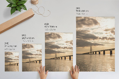 Affiche décorative Un pont au-dessus de l'eau, baigné par la lumière du soleil couchant.