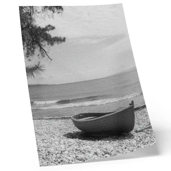 Impression sur toile bateau sur la plage avec des vagues sous un ciel harmonieux et paisible