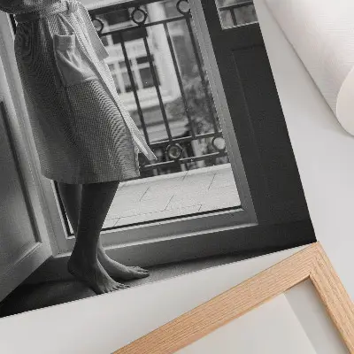Impression sur toile personne à la fenêtre avec une tasse de café dans une ambiance paisible