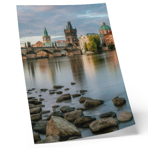 Impression sur toile Un panorama pittoresque de la ville avec un pont enjambant la rivière