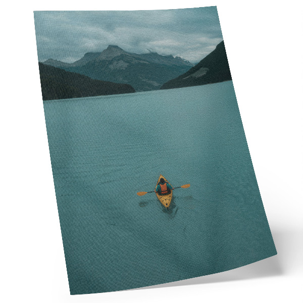 Impression sur toile Lac turquoise, kayakistes, montagnes, harmonie paisible