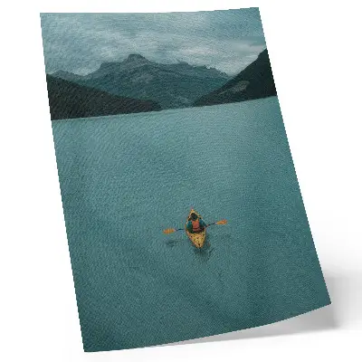 Impression sur toile lac turquoise avec kayakistes et montagnes dans une harmonie paisible