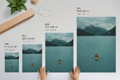 Impression sur toile Lac turquoise, kayakistes, montagnes, harmonie paisible
