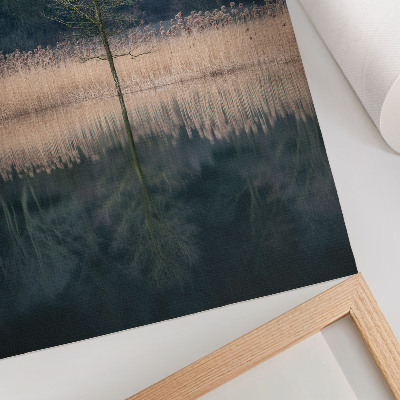 Impression sur toile Un arbre solitaire reflète le brouillard du lac