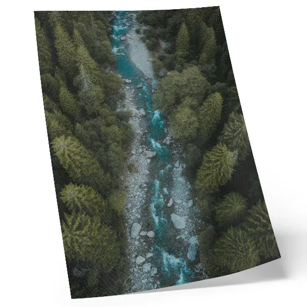 Décoration murale représentant une forêt verte et une rivière en harmonie naturelle