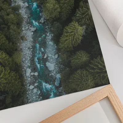 Décoration murale représentant une forêt verte et une rivière en harmonie naturelle