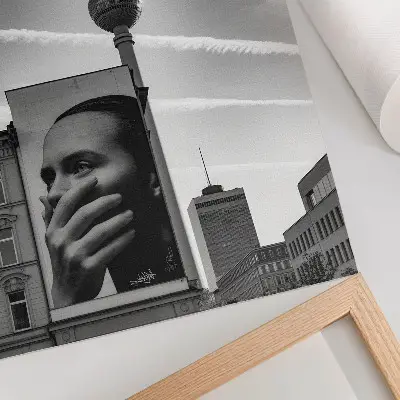 Décoration murale représentant une ville avec une fresque et une tour de télévision