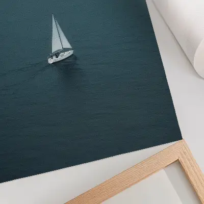 Affiche décorative un yacht sur une mer calme, composition minimaliste